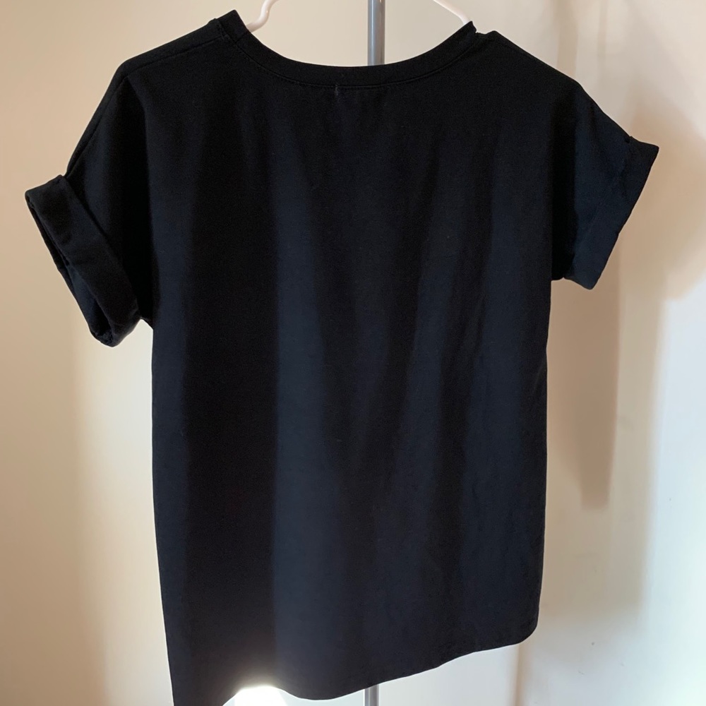 Black t-shirt w/ rabbit on pocket - Picture 4 of 4